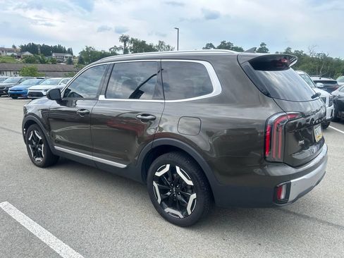 Certified 2023 Kia Telluride EX w/ EX Captain's Chair Package AWD/4WD image 4