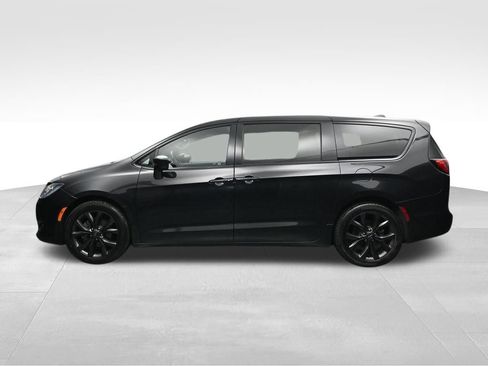 Used 2020 Chrysler Pacifica Touring w/ S Appearance Package FWD image 2