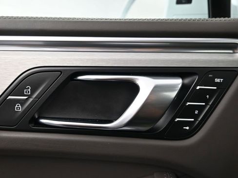 Used 2022 Porsche Macan image 18