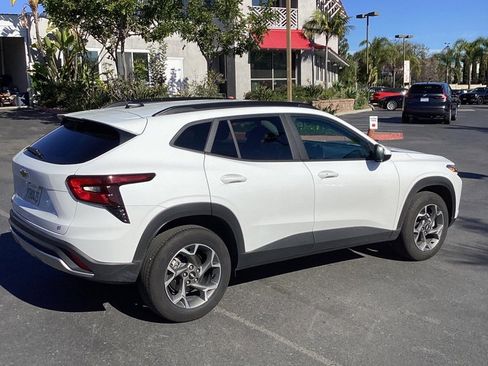 Used 2025 Chevrolet Trax LT w/ LT Convenience Package image 2