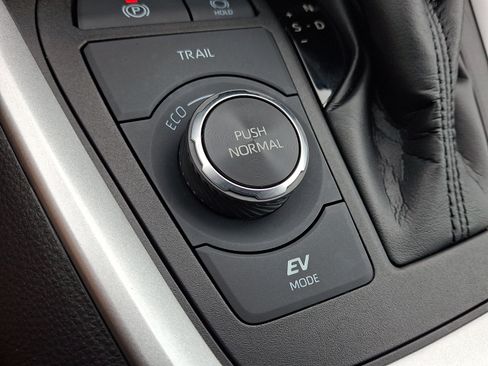 Used 2021 Toyota RAV4 XLE AWD/4WD image 24
