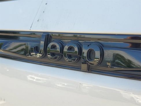 Used 2024 Jeep Grand Cherokee Altitude image 8