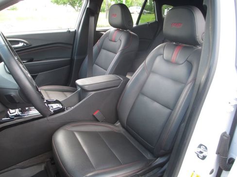 Used 2025 Chevrolet Trax RS w/ Driver Confidence Package FWD image 19
