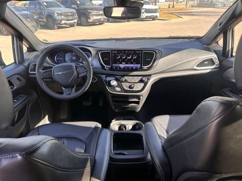 Used 2024 Chrysler Pacifica Select image 19