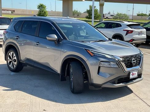 Used 2023 Nissan Rogue SV image 4