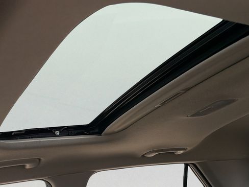 Used 2024 Hyundai Venue SEL FWD image 11