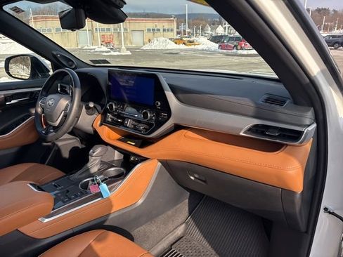 Used 2023 Toyota Highlander Platinum image 11