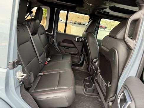 Used 2025 Jeep Wrangler Unlimited Rubicon image 16