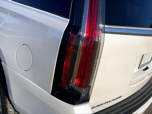 Used 2017 Cadillac Escalade Premium Luxury image 28