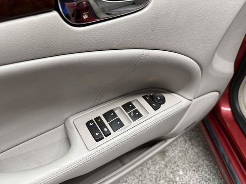 Used 2010 Buick Lucerne CXL FWD image 23