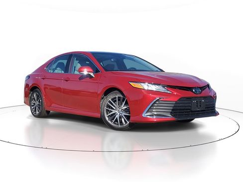 Used 2023 Toyota Camry XLE image 1