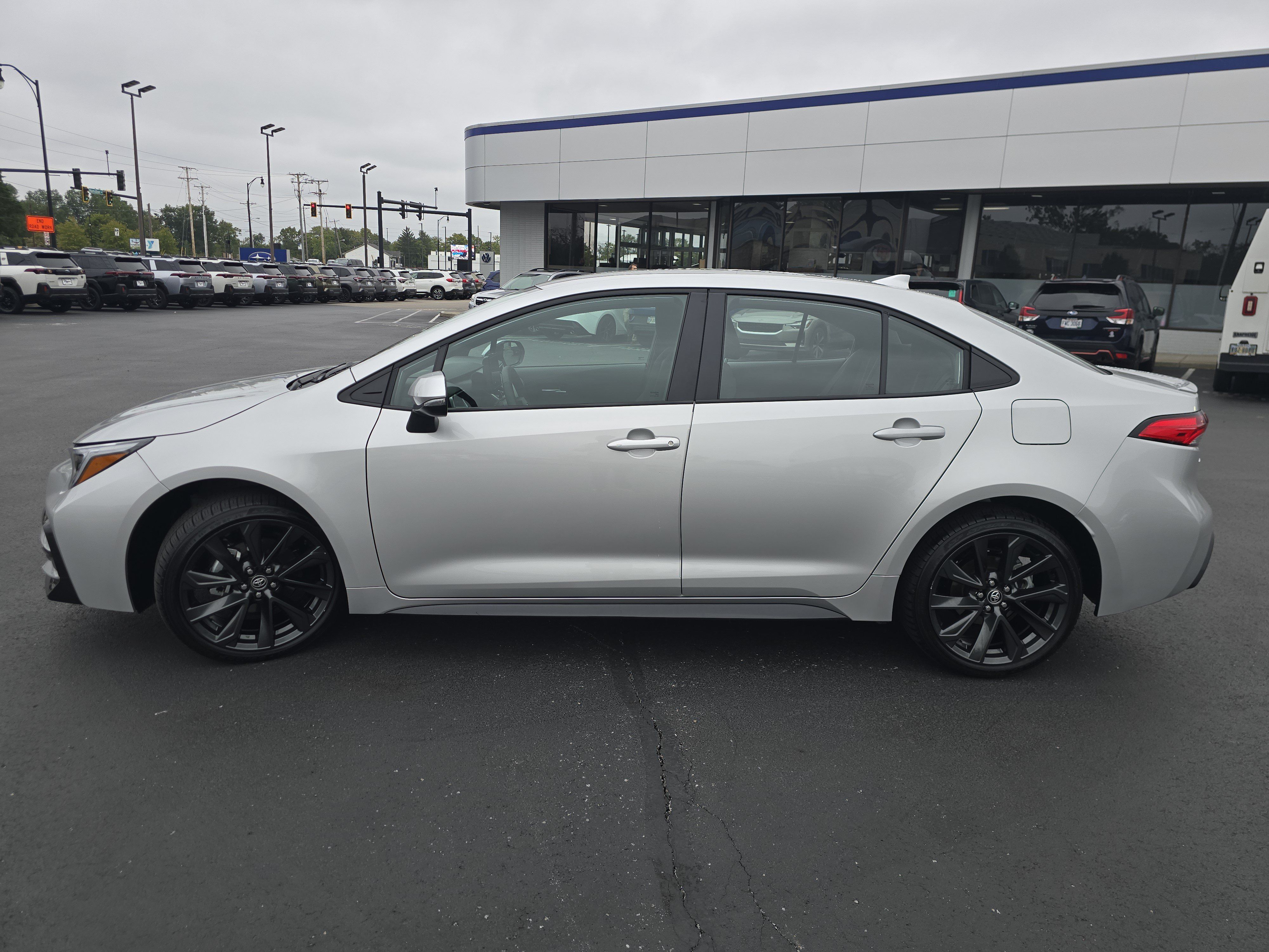 Used 2026 Toyota Corolla SE FWD image 4