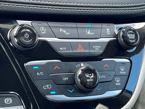 Used 2024 Chrysler Pacifica Limited FWD image 29