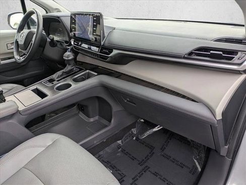 Certified 2022 Toyota Sienna Limited image 22