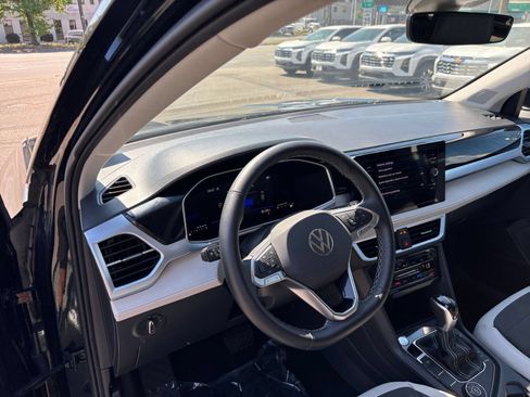 Used 2025 Volkswagen Taos SE AWD/4WD image 36
