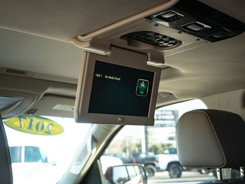 Used 2017 Chevrolet Suburban LT image 29