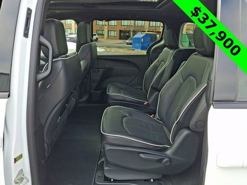 Used 2025 Chrysler Pacifica Premium image 10