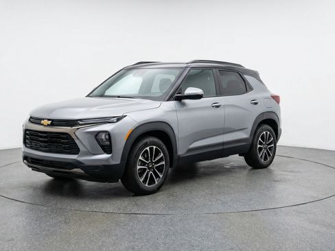 Used 2025 Chevrolet TrailBlazer LT w/ Driver Confidence Package image 3