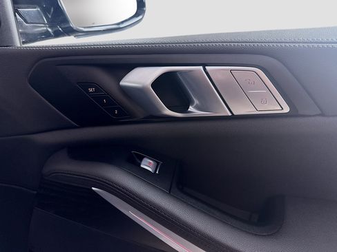 Used 2022 BMW X7 xDrive40i w/ Parking Assistance Package image 31