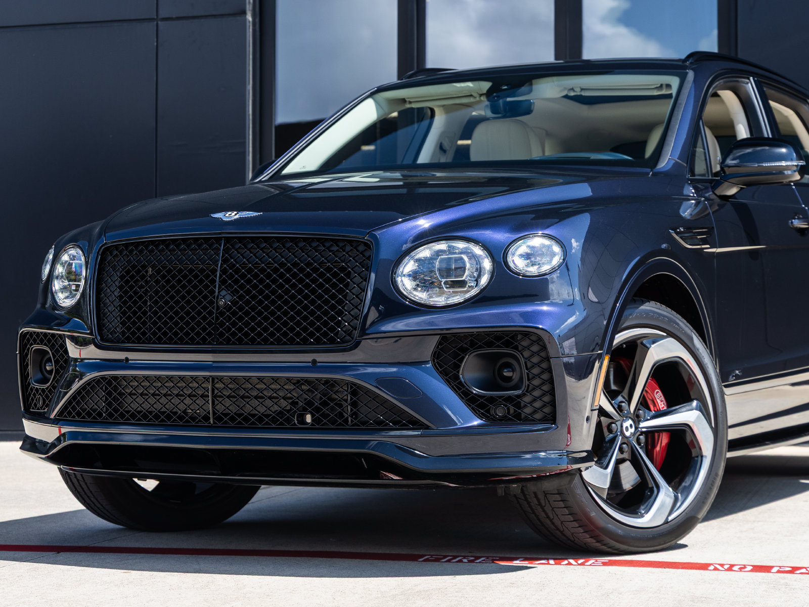 Used 2023 Bentley Bentayga AWD/4WD image 3