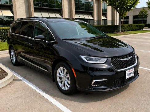 Used 2026 Chrysler Pacifica Limited FWD image 7