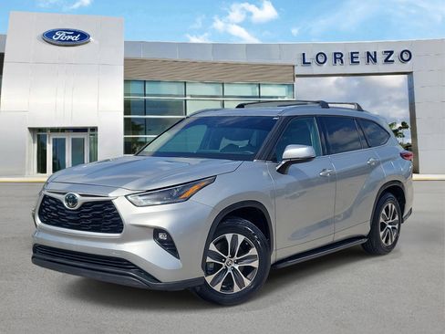 Used 2021 Toyota Highlander XLE FWD image 1