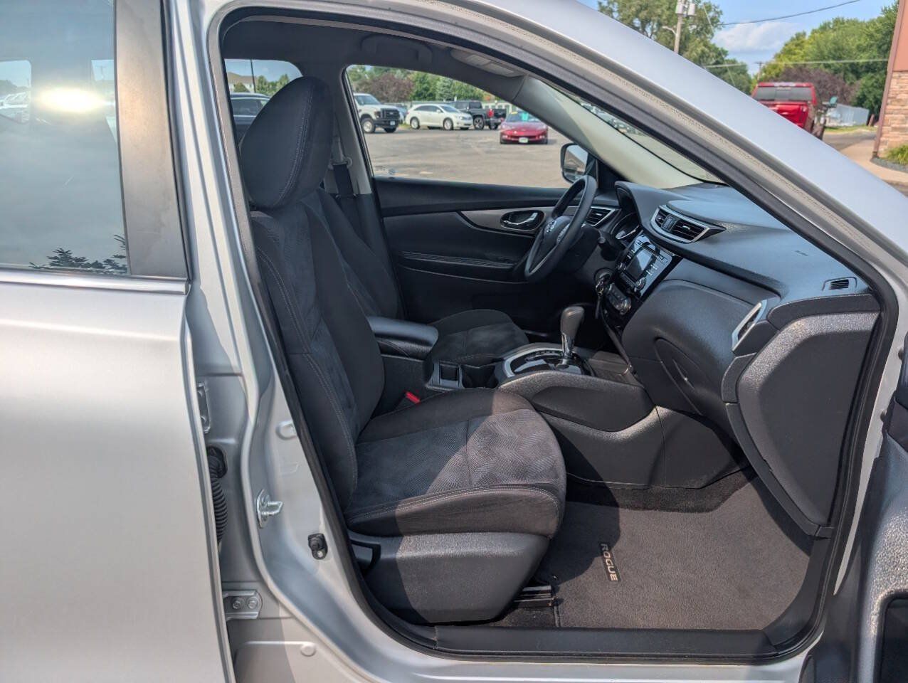 Used 2015 Nissan Rogue S FWD image 11