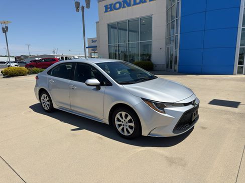 Used 2022 Toyota Corolla LE FWD image 3