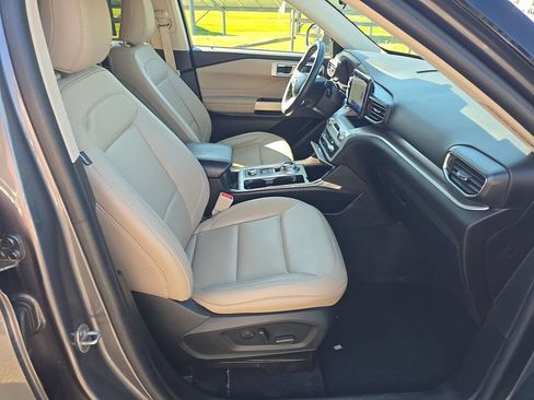 Used 2022 Ford Explorer XLT w/ Equipment Group 202A AWD/4WD image 12