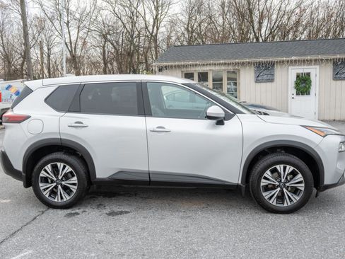 Used 2023 Nissan Rogue SV image 12