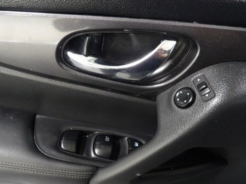 Used 2017 Nissan Rogue S image 9