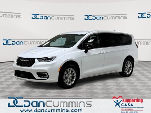 New 2026 Chrysler Pacifica Select image 1