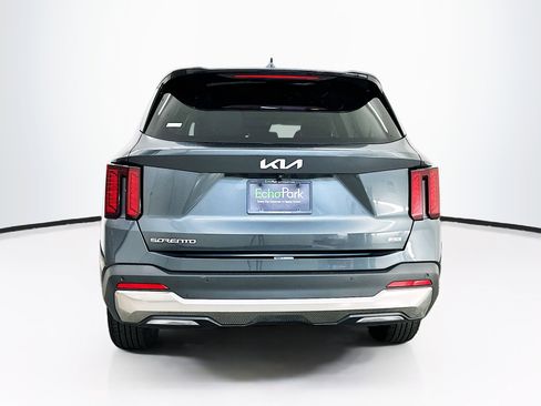 Used 2024 Kia Sorento S image 7
