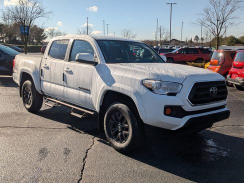 Used 2022 Toyota Tacoma SR5 w/ Technology Package image 2