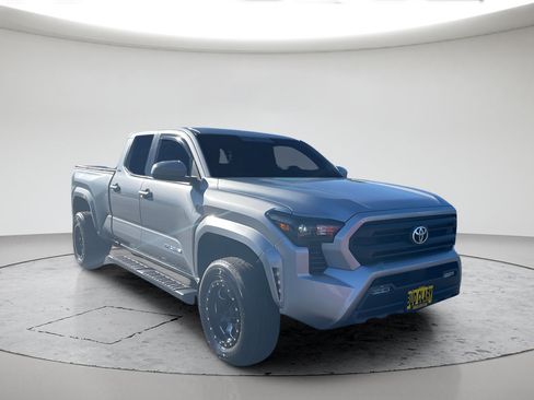 Certified 2025 Toyota Tacoma SR5 AWD/4WD image 1