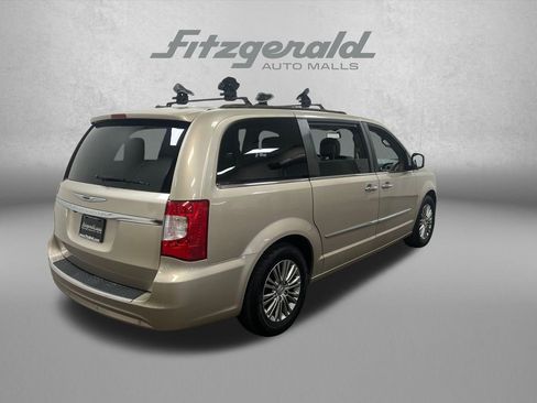 Used 2014 Chrysler Town & Country Touring-L w/ Driver Convenience Group FWD image 5