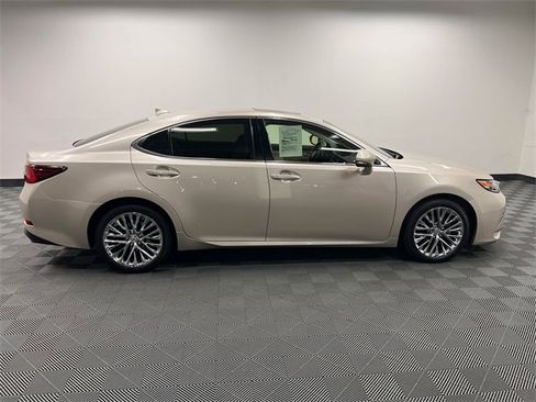 Used 2016 Lexus ES 350 w/ Luxury Package w/Wood Trim image 4