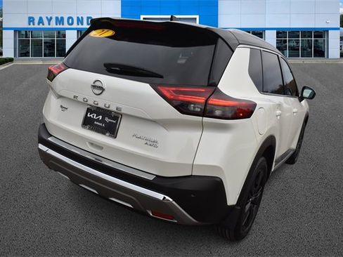Used 2021 Nissan Rogue Platinum image 3