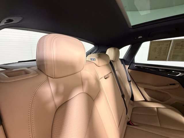 Used 2025 Porsche Macan AWD/4WD image 26