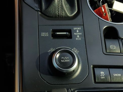 Used 2021 Toyota Highlander XSE AWD/4WD image 28