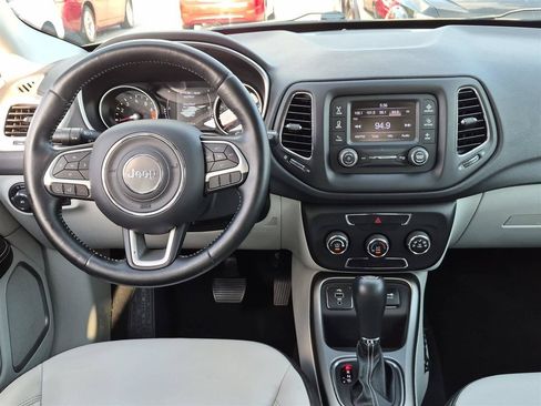 Used 2018 Jeep Compass Latitude FWD image 31