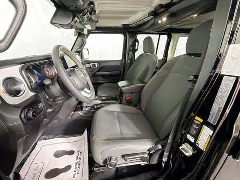 Used 2024 Jeep Wrangler Sahara image 19