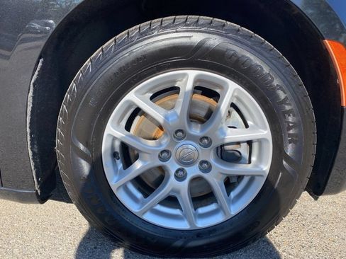 Used 2020 Chrysler Pacifica Touring-L FWD image 9