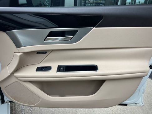 Used 2016 Jaguar XF Premium image 32