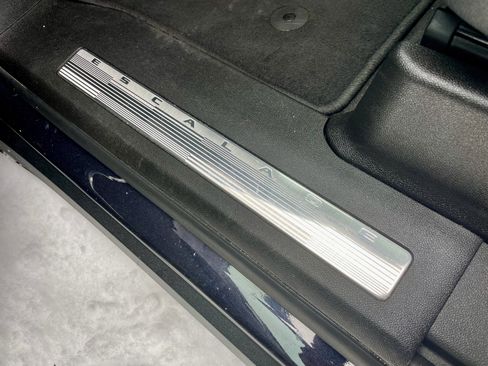 Used 2023 Cadillac Escalade Premium Luxury image 45