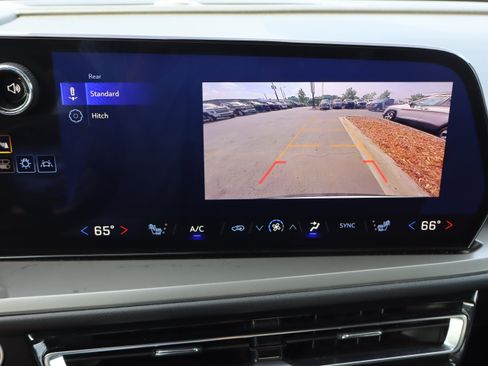 Used 2025 Chevrolet Traverse LT FWD image 26