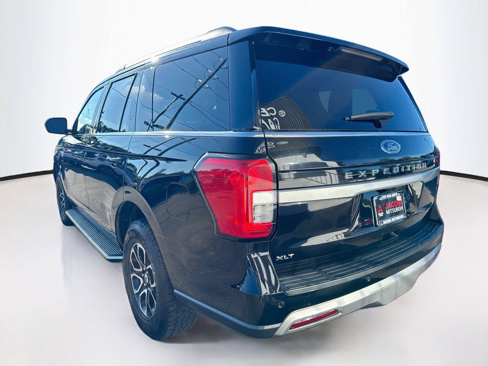 Used 2023 Ford Expedition XLT AWD/4WD image 3