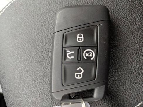 New 2026 Volkswagen Taos SE FWD image 30