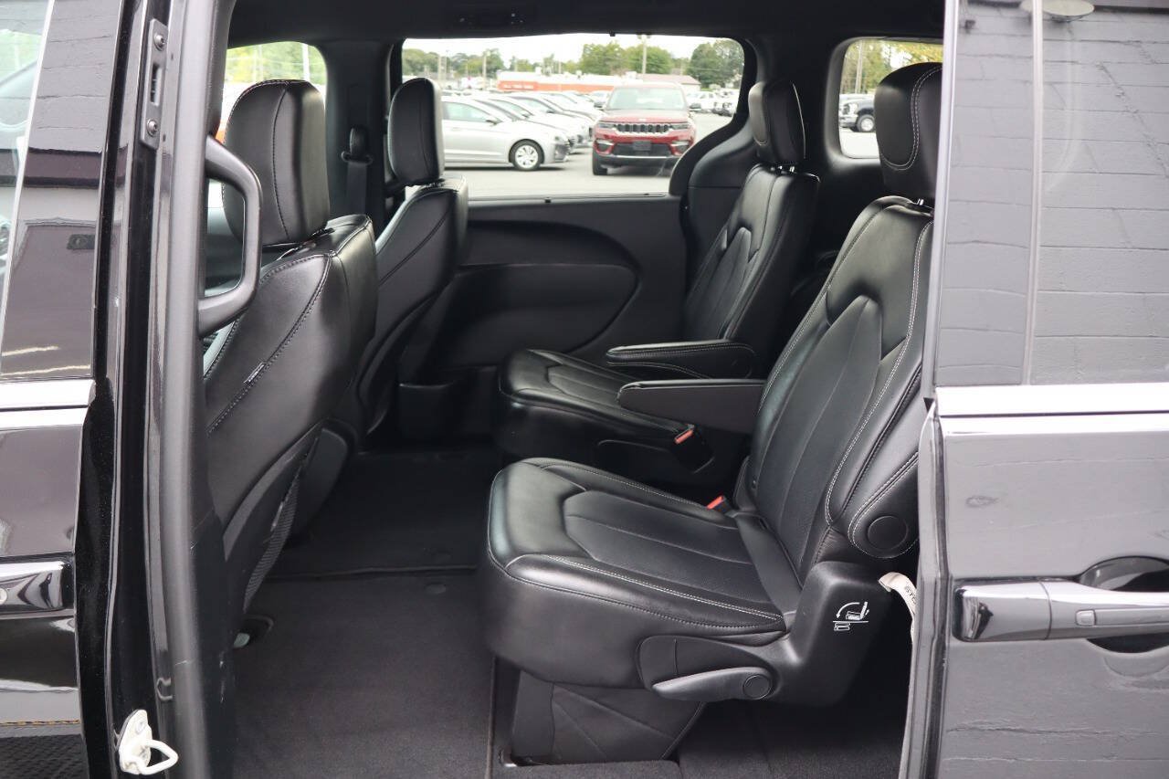 Used 2025 Chrysler Pacifica Select FWD image 5