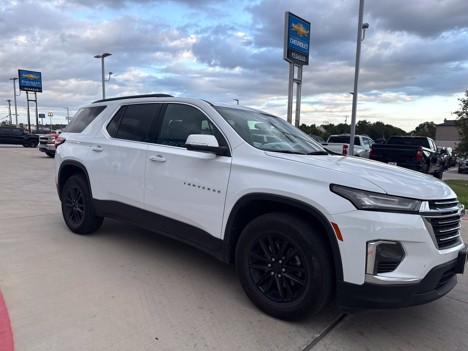 Used 2023 Chevrolet Traverse LT FWD image 7